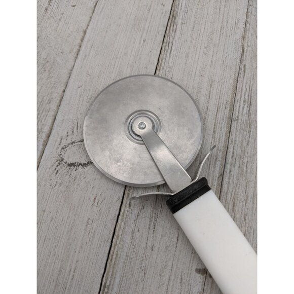 Pizza Cutter Blade 2 3/4" Diameter 7 1/4" Stainless Steel White Handle - Picture 3 of 6